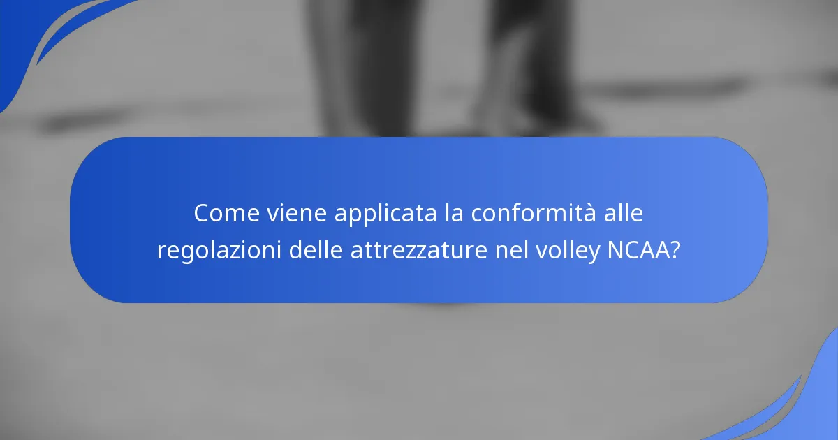 Come viene applicata la conformità alle regolazioni delle attrezzature nel volley NCAA?